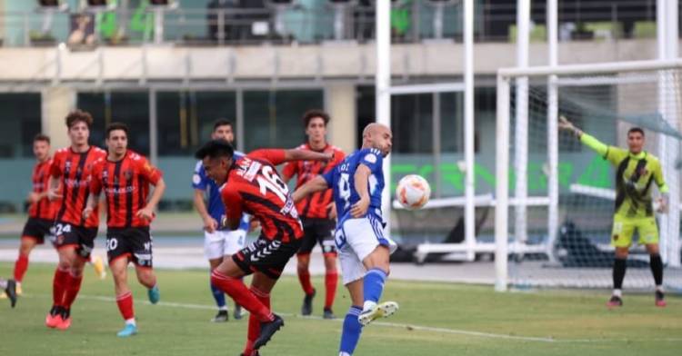 Disputa por el balón en el encuentro entre el Xerez y el Puente Genil