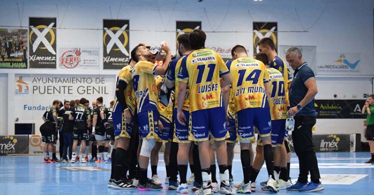 Los jugadores del Ángel Ximénez en un tiempo muerto de Paco Bustos el pasado domingo ante el Torrelavega.