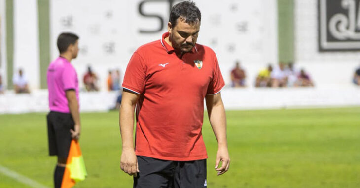 Antonio Jesús Cobos pensativo en su área técnica. Foto: CD Pozoblanco