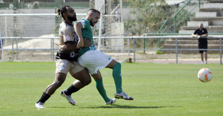 Awana encima a un rival del Rota. Foto: Ciudad de Lucena