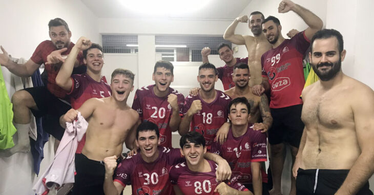 Los jugadores del Cajasur Córdoba BM celebrando el primer triunfo de la temporada.