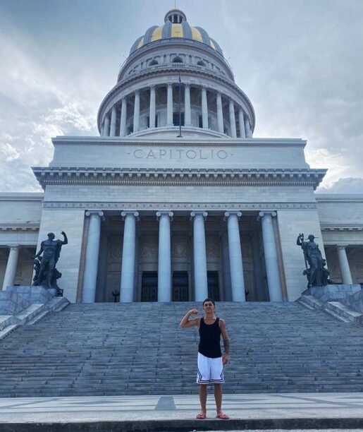 Rafa Lozano posando bajo el Capitolio de La Habana, Cuba.