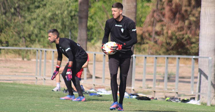 Carlos Marín durante el entrenamiento específico de porteros con Felipe Ramos al fondo.