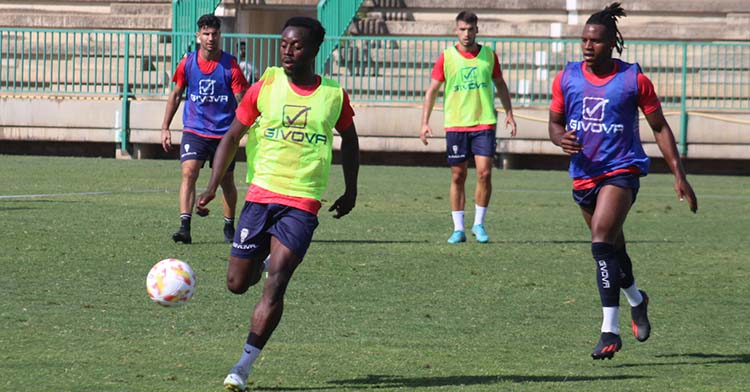 Cedric buscando cerrar a Diarra.