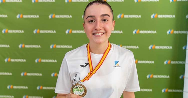 La palmeña Claudia Blanco con su medalla.