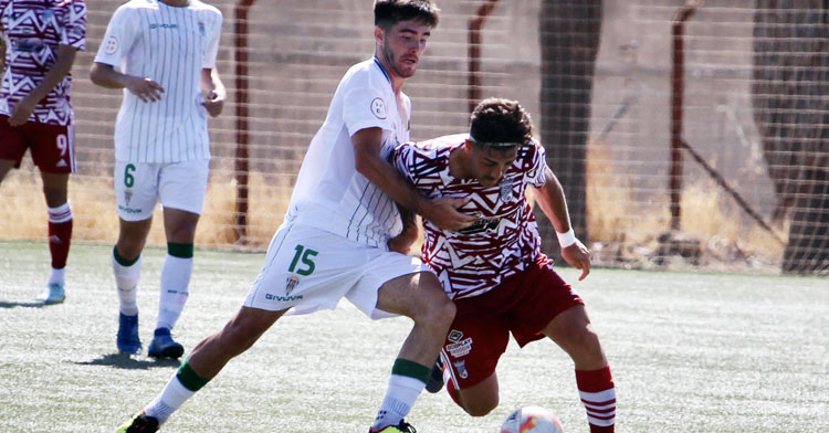 Marc Esteban atosiga a un jugador del Xerez CD. Foto: CCF