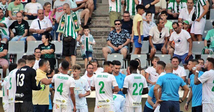 Los jugadores del Córdoba refrescándose en la pausa para la hidratación del partido contra eel Fuenlabrada, el único en casa hasta ahora que se jugó en la tarde dominical. Foto: CCF