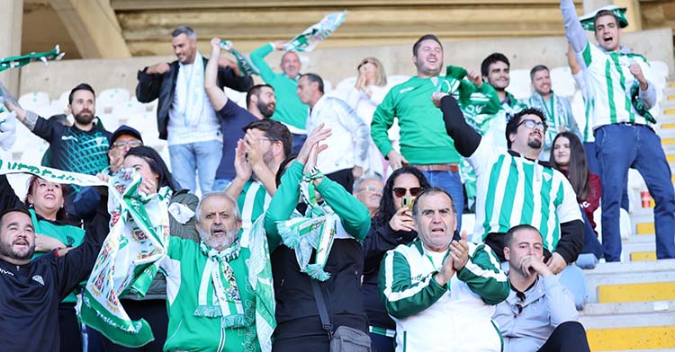 El cordobesismo celebrando la goleada de su equipo en el Reino de León.