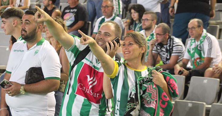 Buscándose. Una pareja de cordobesistas señalando a sus amigos de Preferencia desde la Tribuna baja.