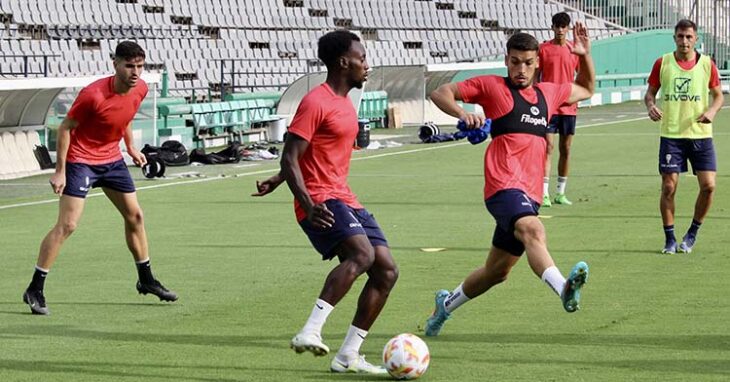 Diarra intenta pasar el balón ante la oposición de José Alonso.