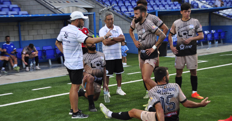 Dimas Carrasco junto a sus jugadores