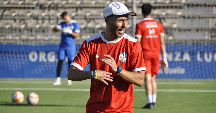 Dimas Carrasco dirigiendo un entrenamiento