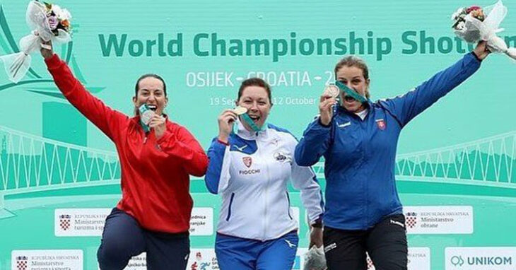 Fátima Gálvez saltando en el podio junto a las otras medallistas. Foto: RFEDETO