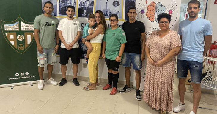 La simpática imagen de la presentación de las caras nuevas del Córdoba Patrimonio 2022-23. Foto: Córdoba Futsal