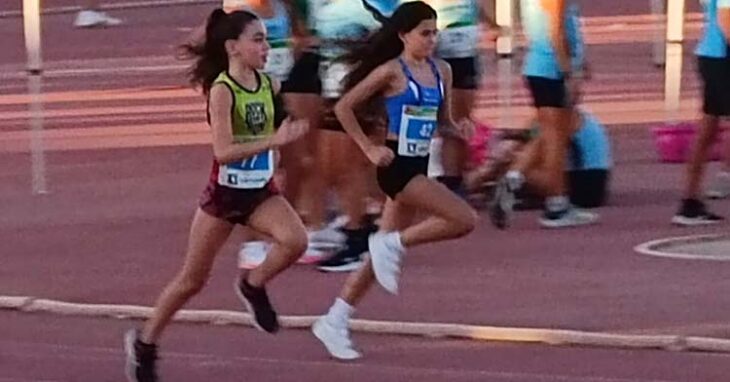 Valeria Coba corriendo la prueba de 500 metros en El Fontanar junto a otra joven atleta.
