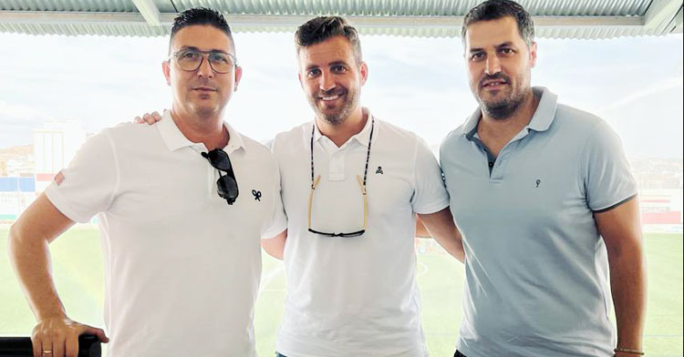 Cordialidad. Martín Torralbo entre los dos presidentes del derbi, el local, Francis Cabeza, y el visitante, Sergio Galán. Foto: CD Pozoblanco