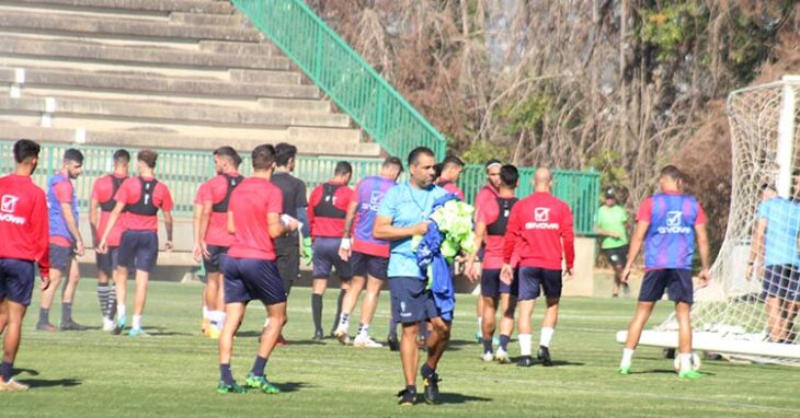 German Crespo repartiendo petos en la -Ciudad Deportiva pensando en su sexto once de la liga.