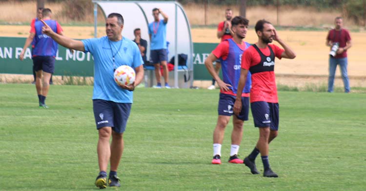 Germán Crespo dando instrucciones con Álex Bernal y el recién renovado Cristian Delgado a la derecha.