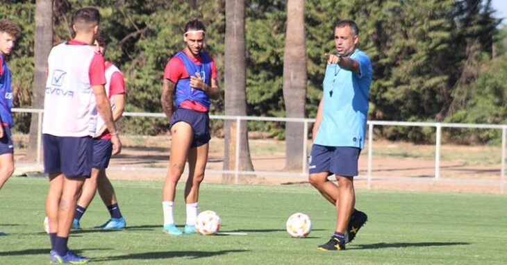 Germán Crespo dando instrucciones a sus hombres con Carracedo de espaldas y Gudelj al fondo.