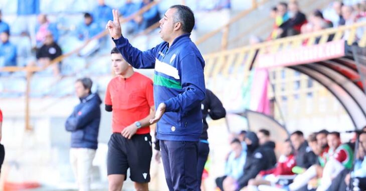 Germán Crespo dando instrucciones en la banda del Reino de León.