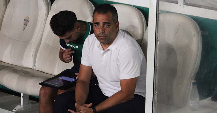 Germán Crespo en el banquillo junto a su segundo.