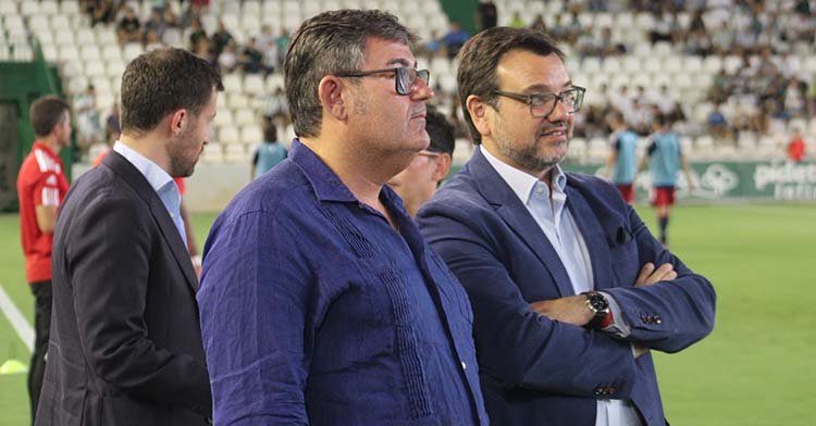 Javier González Calvo el pasado sábado en El Arcángel junto al presidente del Rayo Majadahonda, con Faisal Bin Jamid, el representante de Infinity en España, sus espaldas.