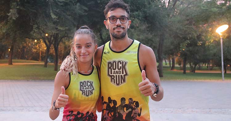 Juan Ignacio Grondona y Ariadna Carrasco posando con las camisetas del Athletic Festival del próximo 17 de septiembre.
