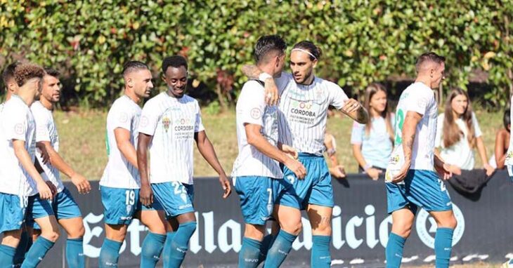 Gudelj abrazado a Willy celebrando el gol que abría el camino de la victoria en Vigo.