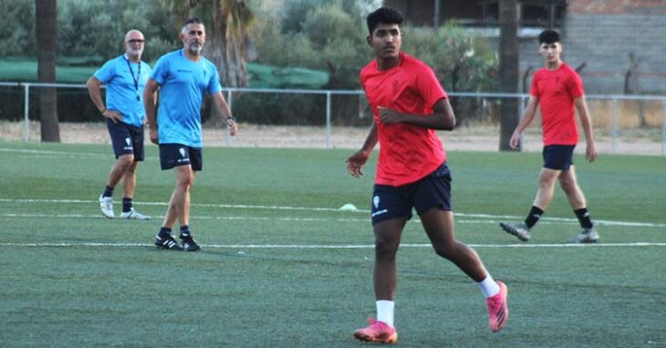 El centrocampista bareiní Hashim en la Ciudad Deportiva del Córdoba en su primer entrenamiento con el conjunto juvenil entrenado por Pedro López.