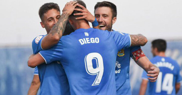 Varios jugadores del Fuenlabrada celebrando su victoria ante el Algeciras de la primera jornada.