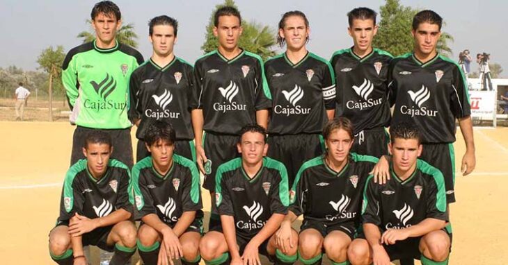 Javi Hervás, el tercero de arriba, en una formación del cadete del Córdoba de 2004.