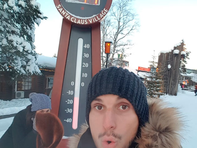 Javi Hervás ante un termómetro mostraron los habituales más de 10 grado bajo cero de Finlandia.