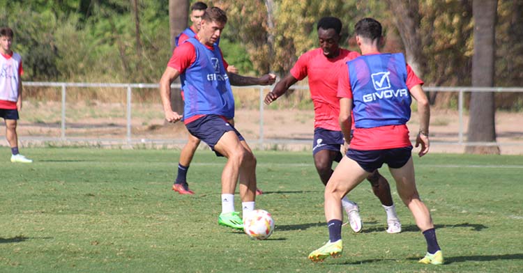 Jorge Moreno adelantándose a Diarra.