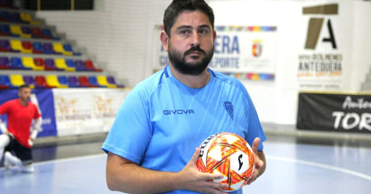 Josan González pensativo antes de un encuentro. Foto: Córdoba Futsal