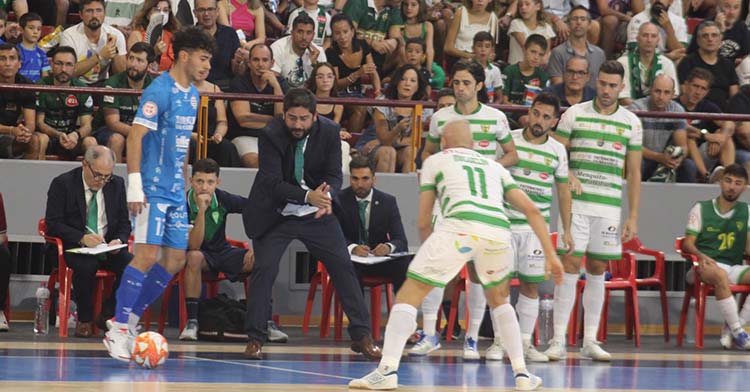 Josan González apretando en la banda en pleno ataque del Noia con Miguelín cerrando.