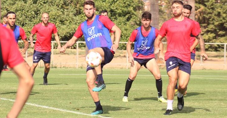 José Cruz se adelanta a Antonio Casas con Javi Flores al fondo, los tres cordobeses del plantel.