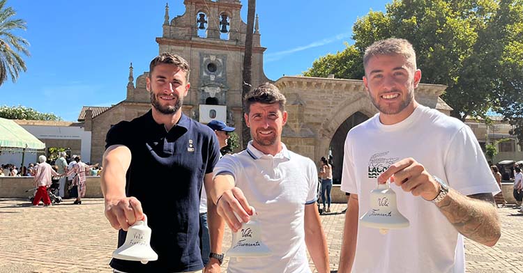 José Cruz, Javi Flores y Antonio Casas mostrando las campanas de la Velá de La Fuensanta tras realizar la ofrenda a su Virgen.
