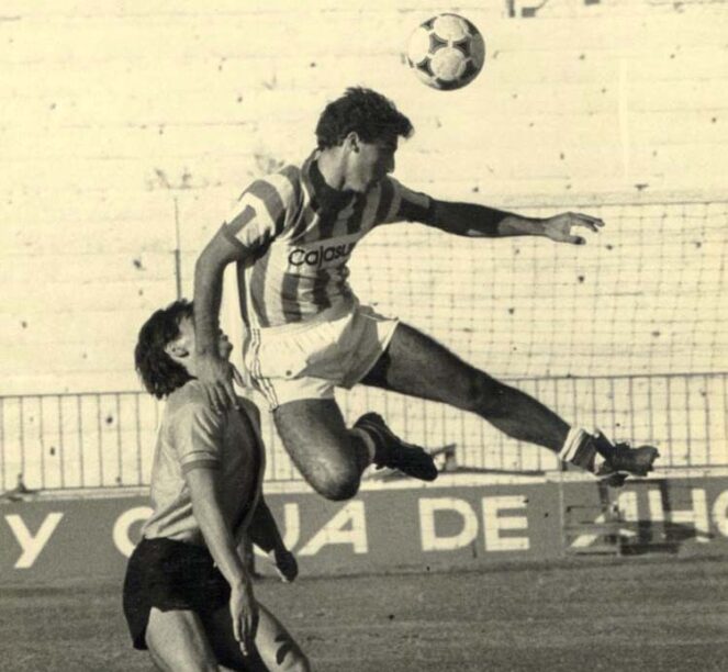 Juan Luna Eslava volando en un balón aéreo jugando con el Córdoba en la década de los ochenta.