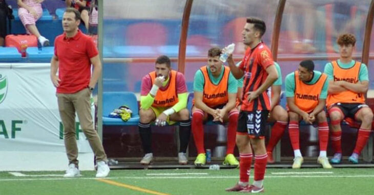 Juanmi Puentenueva dirigiendo a sus hombres desde el área técnica. Foto: @jmpuentenueva