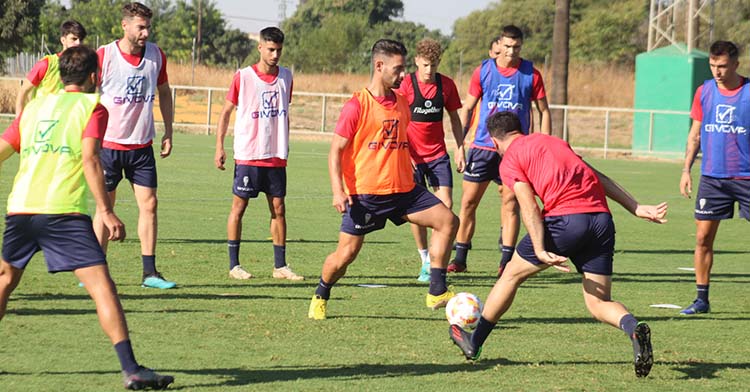 Kike Márquez con el control del balón en el rondo.