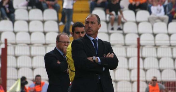 Juan Luna Eslava en su etapa de entrenador del Córdoba del curso 2008-09 con Pepe Mel al fondo en Vallecas.
