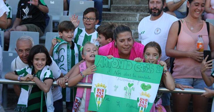 Varios niños con su madre. la pancarta pidiendo la camiseta a Antonio Casas.