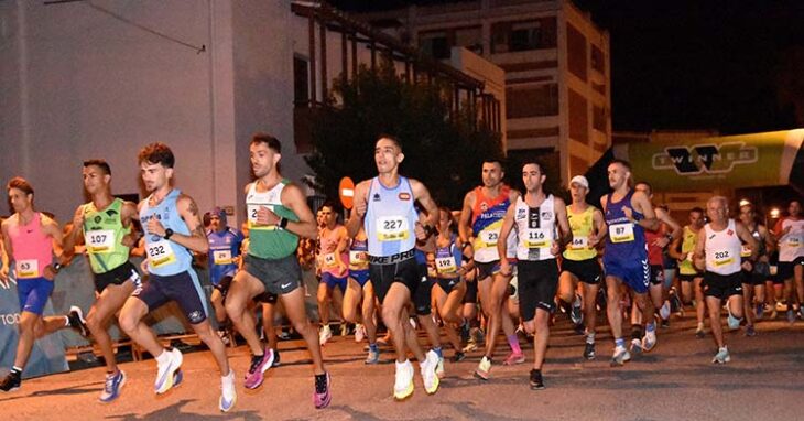 Los atletas en la salida de la Carrera Nocturna de Palma del Río.
