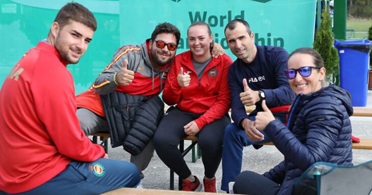 Fátima Gálvez, a la derecha, en una imagen de varios de los tiradores españoles en el Mundial, entre ellos la también cordobesa Paqui Muñoz. Foto: RFEDETO