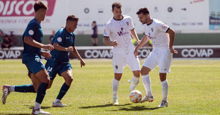 Pozoalbenses y cordobesistas vienen de firmar tablas en el derbi. Foto: CD Pozoblanco