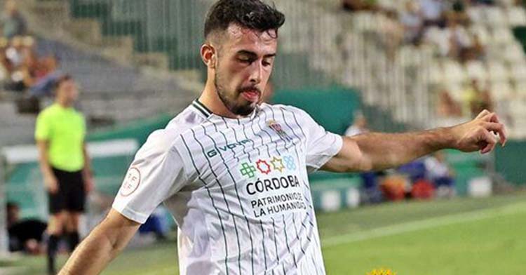 Carlos Puga buscando un centro durante el partido ante el Rayo Majadahonda.