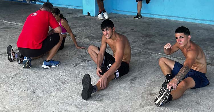 Rafa Lozano estirando en Cuba.