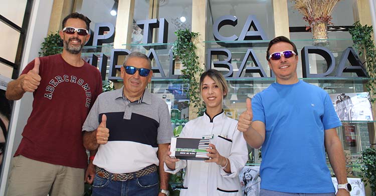 Rafael Rodríguez, Luis Molero y Juande Benítez luciendo sus gafas de sol Styrpe en Óptica Miralbaida junto a su auxiliar Estefanía Mejías.