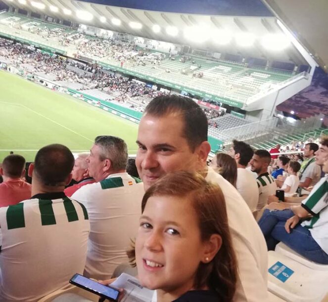 Rafa Sanz junto a su hija Marta en el partido inaugural de la temporada ante Unionistas de Salamanca desde su asiento de abonado en Fondo Norte.