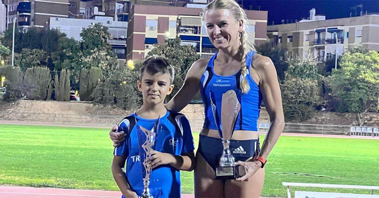 El premio entregado a Raquel Hernández como ganadora femenina de la 10.000 absoluta y provincial